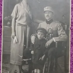 Fotografie tip Carte Postala, Locotenet al armatei romane impreuna cu sotia si baiatul, 1921