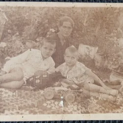 Fotografie tip Carte Postala, Mama cu doi copii, 1930