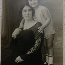Fotografie tip Carte Postala, Mama cu fiica, perioada interbelica