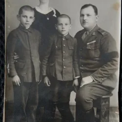 Fotografie tip Carte postala, Militar din armata romana, impreuna cu familia, perioada interbelica