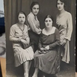 Fotografie tip carte postala, necirculata, 4 tinere, 1930