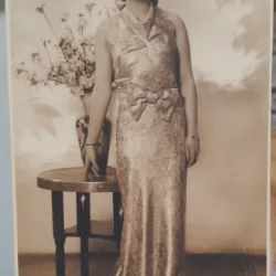 Fotografie tip carte postala, necirculata, tanara in rochie de seara, perioada interbelica