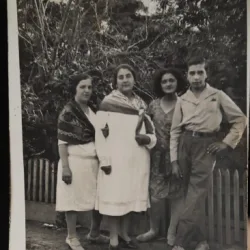 Fotografie tip carte postala, necirculata, trei femei si un barbat, la tara, perioada interbelica