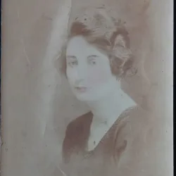 Fotografie tip Carte Postala, Portret de femeie, perioada interbelica