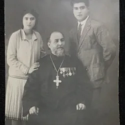 Fotografie tip Carte Postala, Preot cu decoratii impreuna cu o fata si un baiat, perioada Primului Razboi Mondial