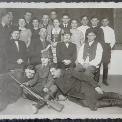 Fotografie tip Carte postala, Romania, grup de femei si barbati, perioada interbelica