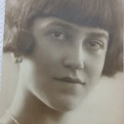 Fotografie tip Carte Postala, Tanara femeie, perioada interbelica