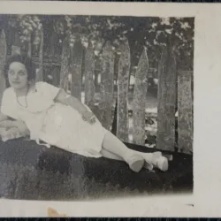 Fotografie tip Carte postala, Tanara intinsa pe divan, perioada interbelica