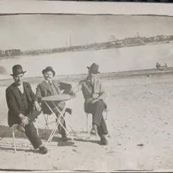 Fotografie tip Carte Postala, Trei barbati la masa, pe malul lacului, perioada interbelica