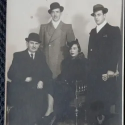 Fotografie tip Carte Postala, Trei barbati si o femeie, 1938