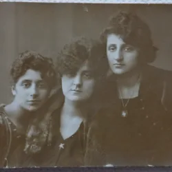 Fotografie tip Carte Postala, Trei prietene, perioada interbelica