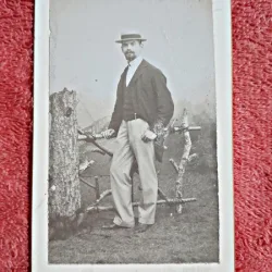 Fotografie tip CDV, barbat cu palarie, mustata si barba, inceput de secol XX