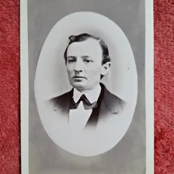 Fotografie tip CDV, barbat la costum, inceput de secol XX