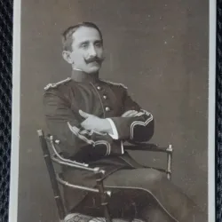 Fotografie tip CDV, Capitan din armata regala romana, inceput de secol XX