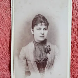 Fotografie tip CDV, femeie cu coc, inceput de secol XX