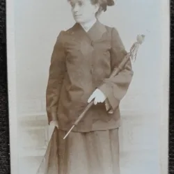Fotografie tip CDV, femeie cu palarie, sfarsit de secol XIX