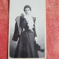 Fotografie tip CDV, femeie cu palarie si sacou, inceput de secol XX