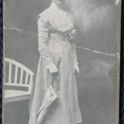 Fotografie tip CDV, femeie cu palarie si umbrela, inceput de secol XX