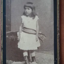 Fotografie tip CDV, fetita cu esarfa la brau, inceput de secol XX