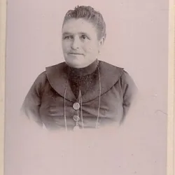 Fotografie tip CDV - perioada interbelica, reprezentand o femeie