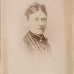 Fotografie tip CDV - perioada interbelica, reprezentand un barbat