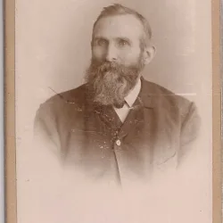Fotografie tip CDV - perioada interbelica, reprezentand un barbat