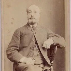 Fotografie tip CDV - perioada interbelica, reprezentand un barbat