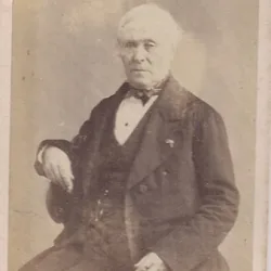 Fotografie tip CDV - perioada interbelica, reprezentand un barbat