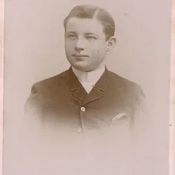 Fotografie tip CDV - perioada interbelica, reprezentand un barbat