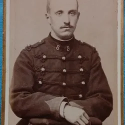 Fotografie tip CDV, Sublocotenet francez in tunica cu gaitane, inceput de secol XX