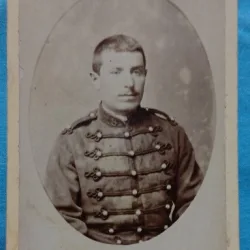 Fotografie tip CDV, Sublocotenet francez in tunica cu gaitane, sfarsit de secol XIX