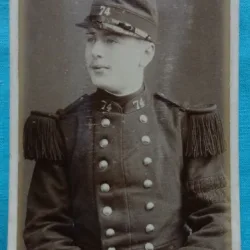 Fotografie tip CDV, Subofiter de infanterie, francez in uniforma de ceremonie, inceput de secol XX