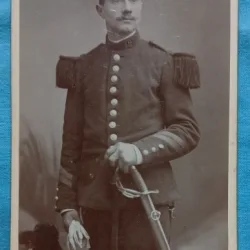 Fotografie tip CDV, Subofiter de infanterie, francez in uniforma de ceremonie, inceput de secol XX