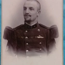 Fotografie tip CDV, Subofiter de infanterie, francez in uniforma de ceremonie, inceput de secol XX