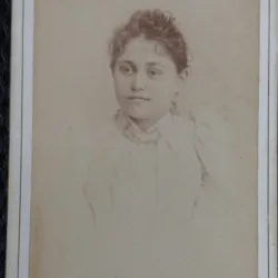 Fotografie tip CDV, Tanara cu parul ondulat, perioada interbelica