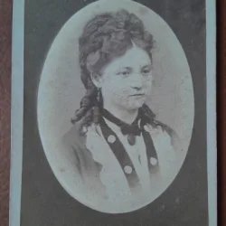Fotografie tip CDV, tanara cu peruca, 1873