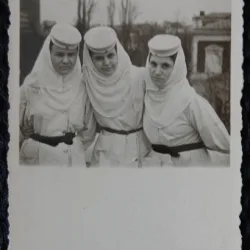Fotografie, Trei asistente medicale din timpul celui de-al doilea razboi mondial