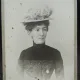 Fotografie pe carton, femeie cu palarie, inceput de secol XX