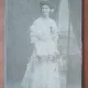 Fotografie pe carton, femeie cu rochie din voal, inceput de secol XX