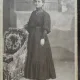 Fotografie pe carton, femeie langa fotoliu, sfarsit de secol XIX