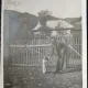 Fotografie tip Carte Postala, Barbat cu un copil mic, in curte, 1932